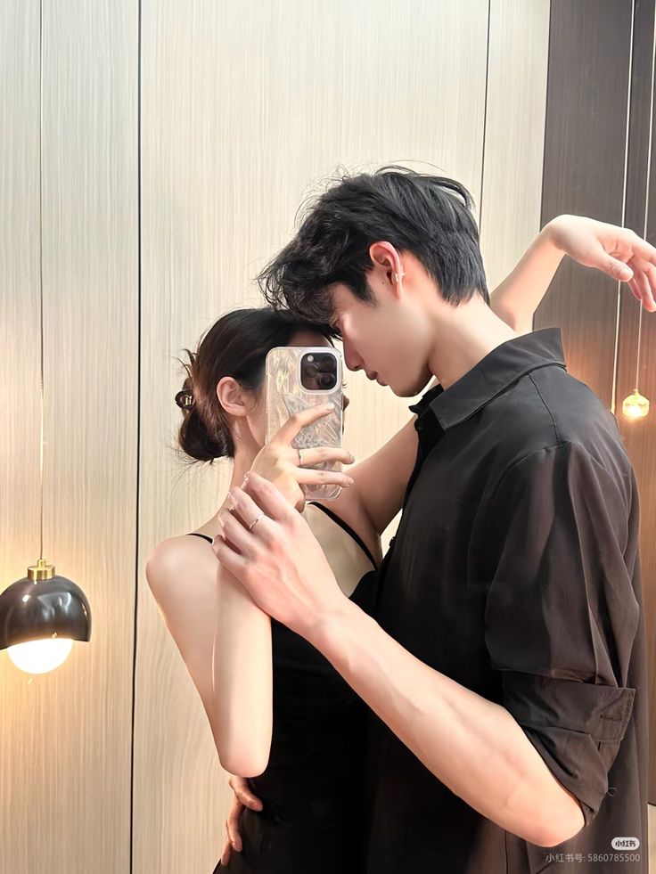 Sự Sụp Đổ Của Một Kẻ Giả Dối